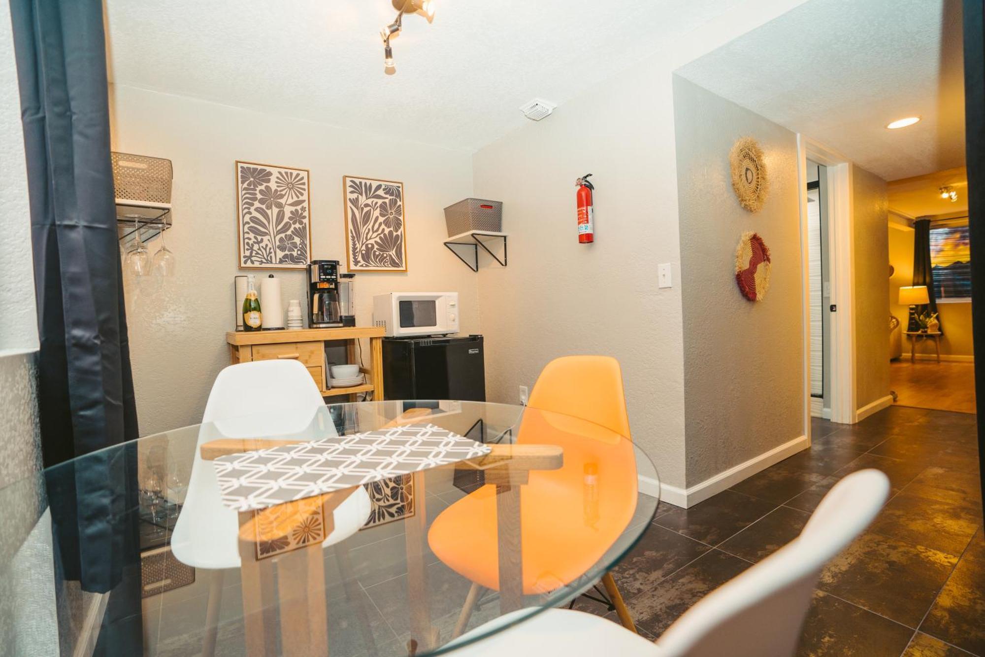 Windsor Retreat Private Basement Suite DEN Exteriör bild