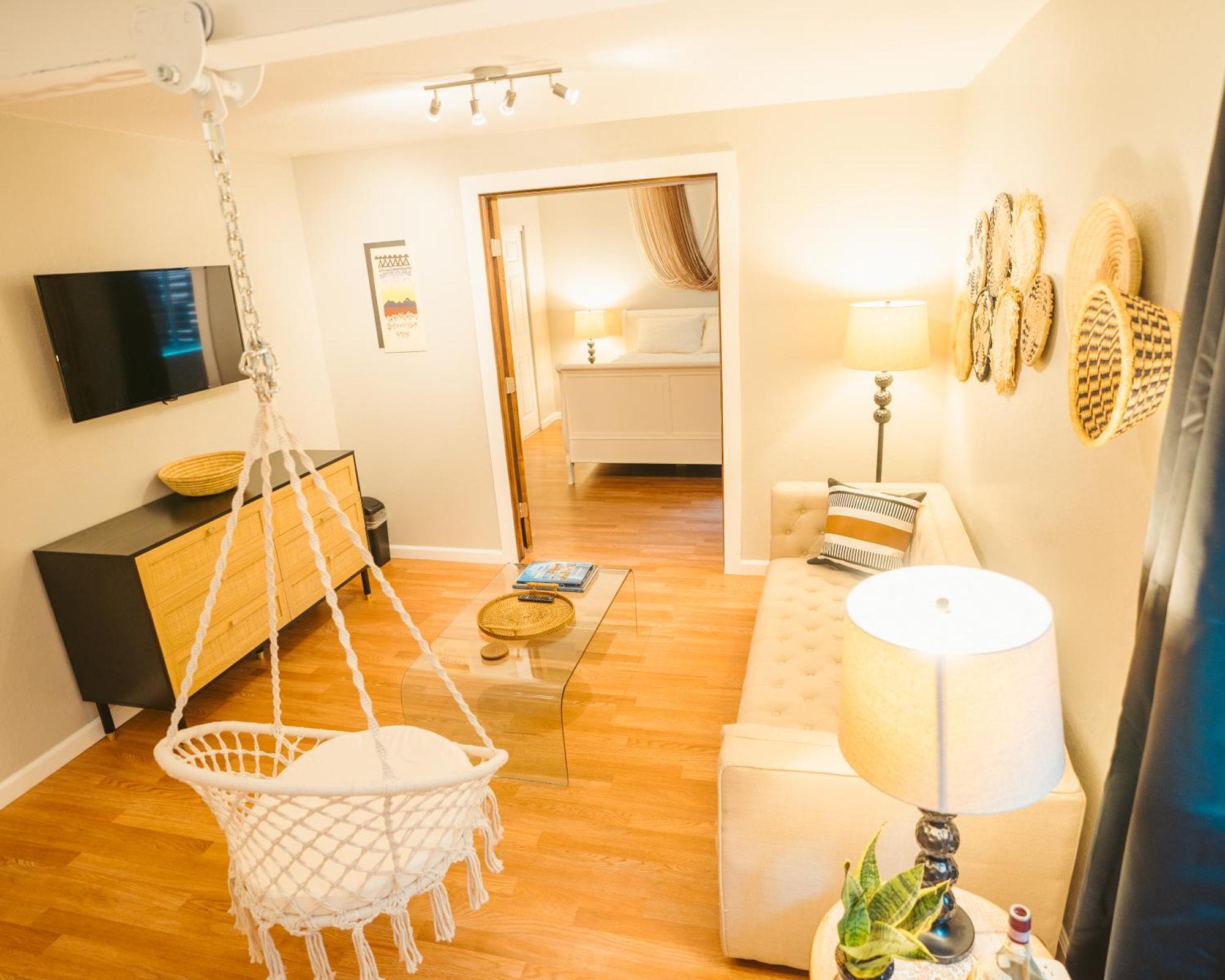 Windsor Retreat Private Basement Suite DEN Exteriör bild