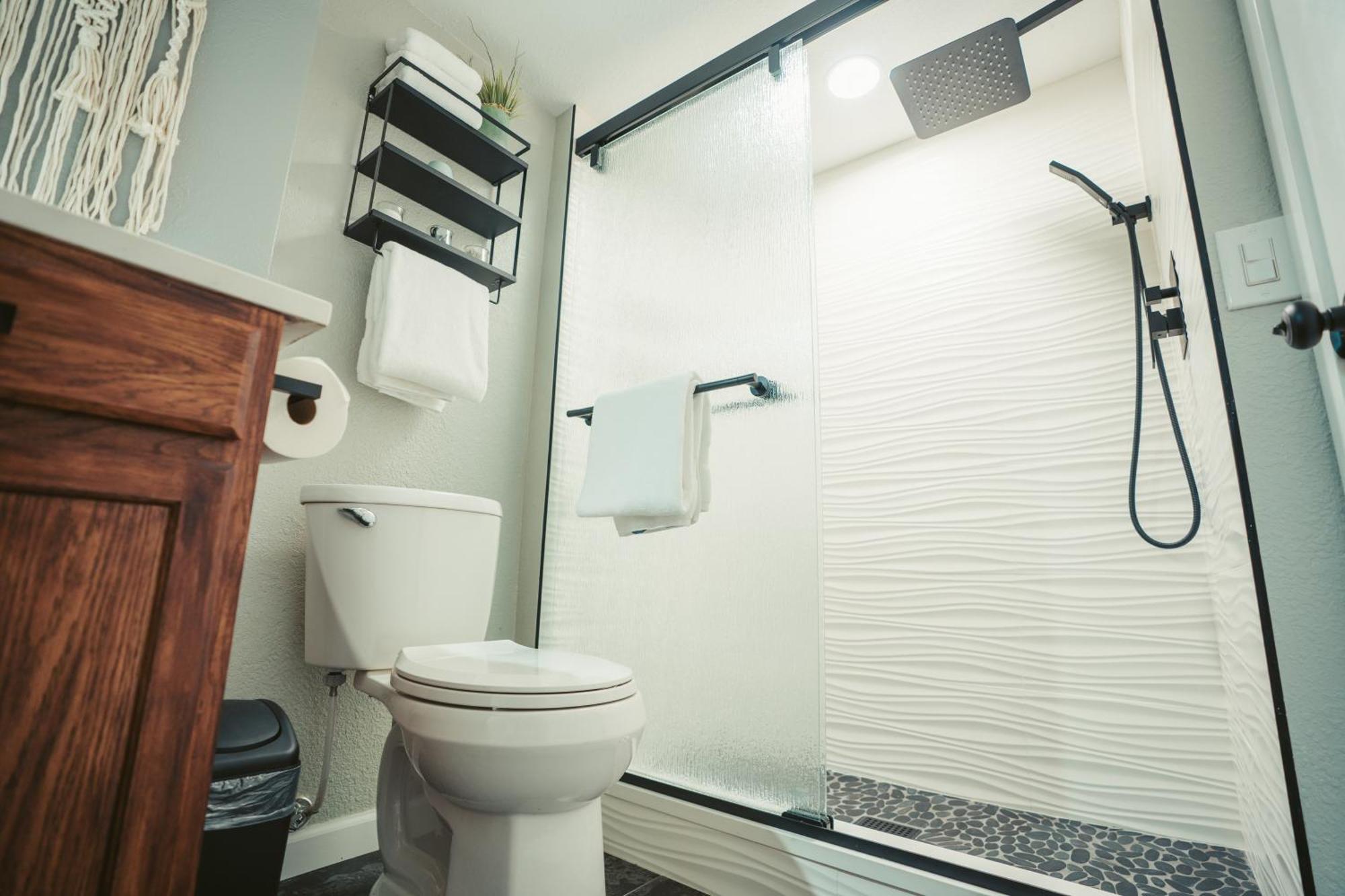 Windsor Retreat Private Basement Suite DEN Rum bild